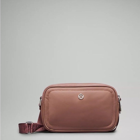 twilight rose lululemon bag lululemon athletica Camera Crossbody Bag in twilight rose
